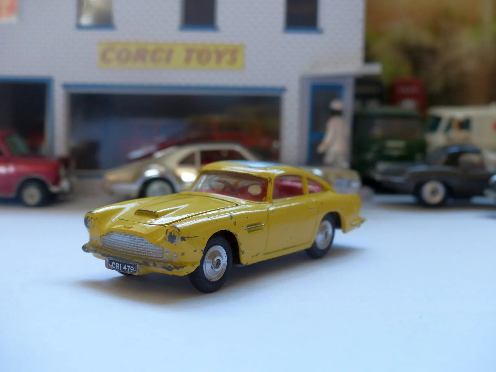 218 Aston Martin DB4 yellow *rare with fixed shaped wheels*