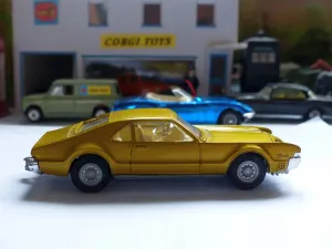 276 Oldsmobile Toronado in amber-gold (1)