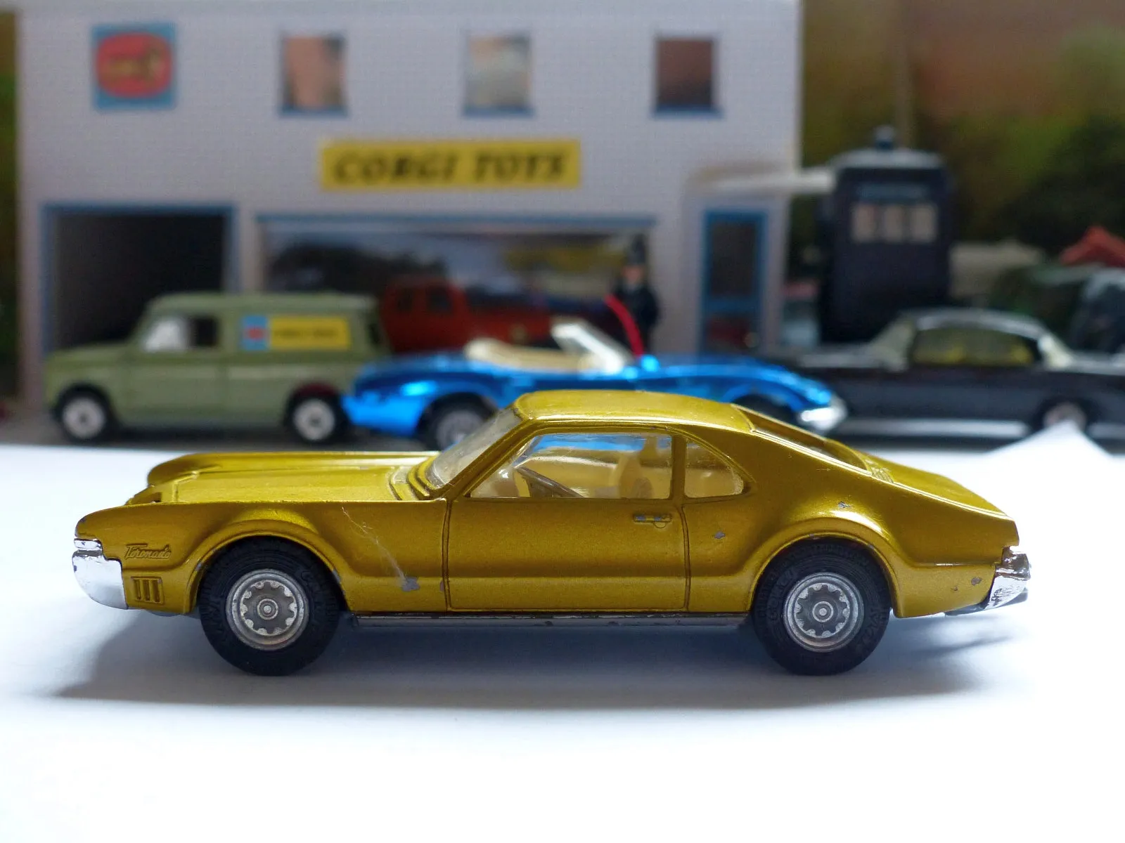 276 Oldsmobile Toronado in amber-gold (1)