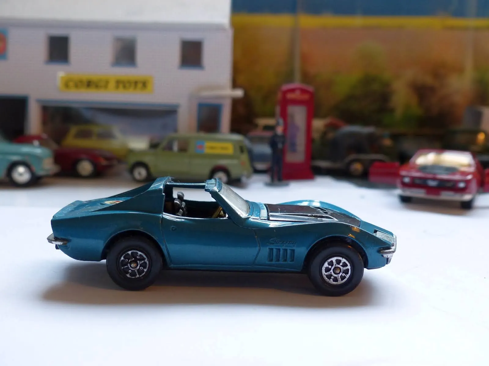 387 Chevrolet Corvette Stingray in blue